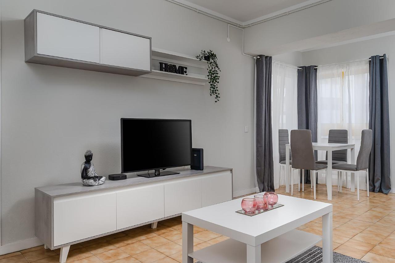 Sunny Flat W/ Balcony & Pool By Lovelystay Portimão Εξωτερικό φωτογραφία